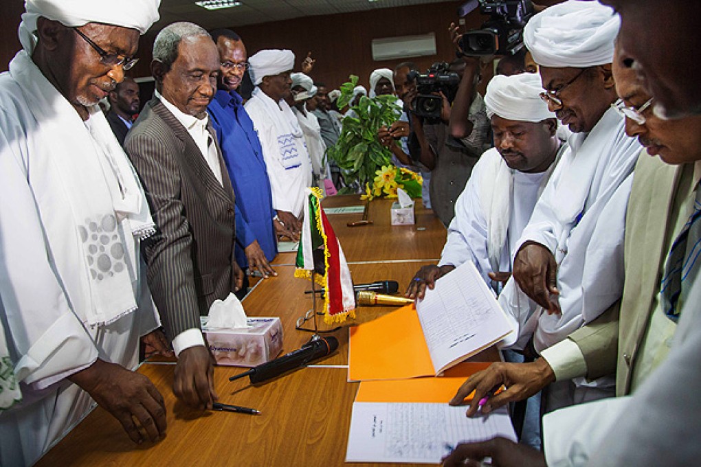 Representatives of the government of Sudan, left, and leaders of Abbala and Beni Hussein tribes. Photo: AP