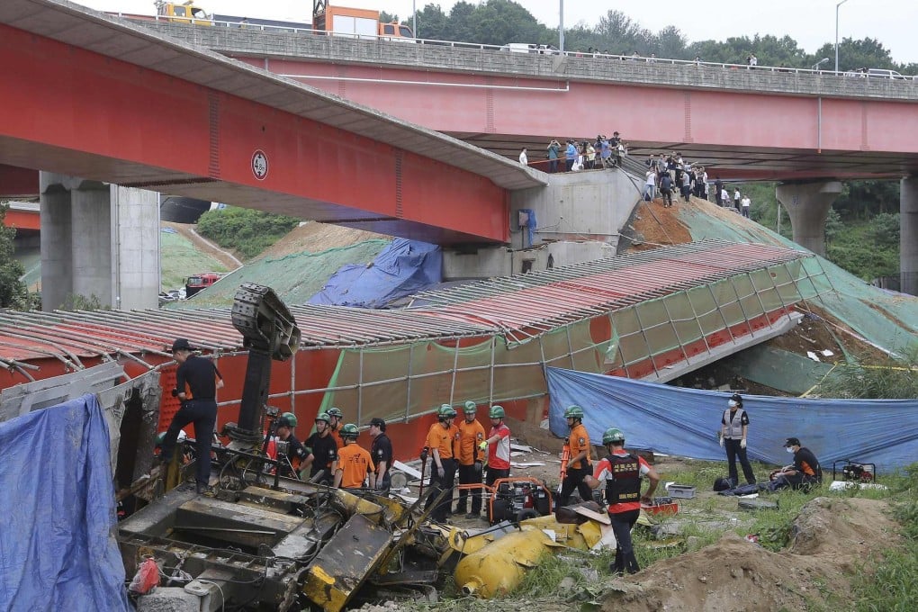 Firefighters and police carry out checks following the accident at Banghwa bridge. Two Korean-Chinese workers died.Photo: Reuters