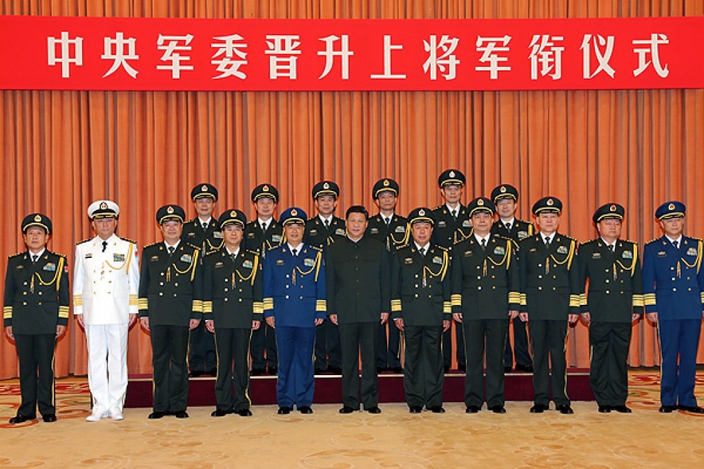 Xi Jinping poses fwith newly promoted military officers after a promotion ceremony in Beijing. Photo: Xinhua