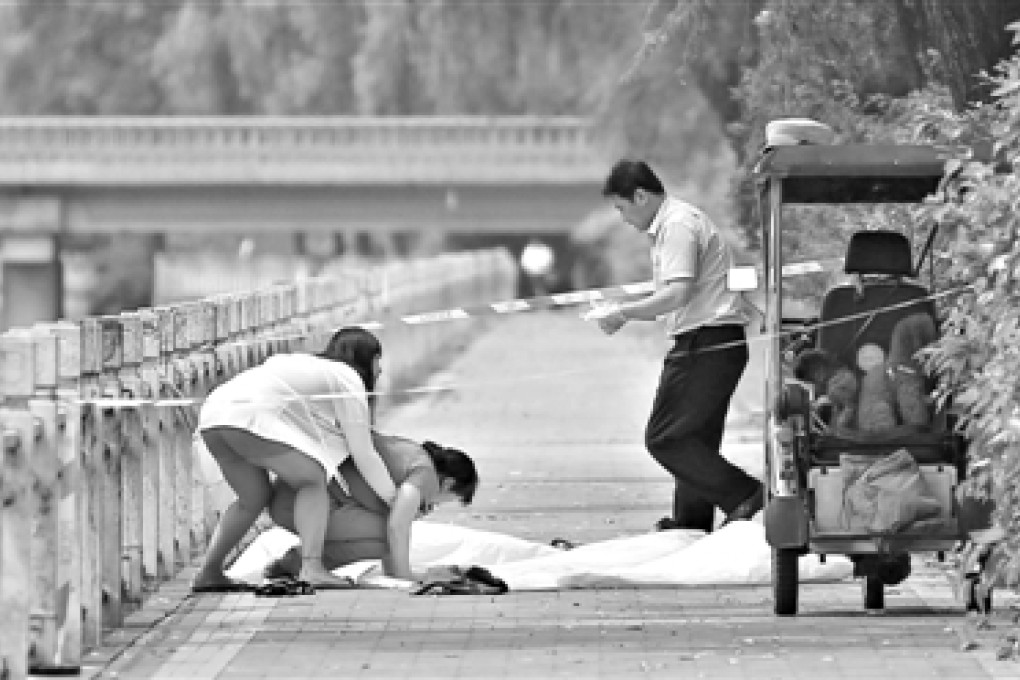 The victim's relatives grieve at the scene of the accident. Photo: The Beijing News