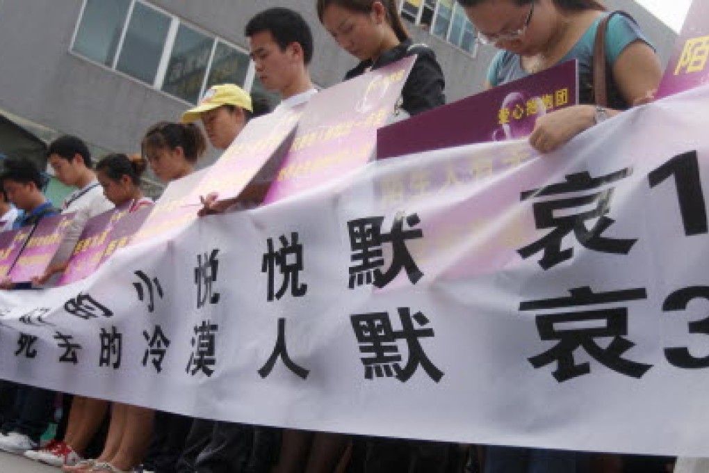 People gathered in Foshan to observe a minute's silence for Yueyue, the two-year old girl who was run over twice by vehicles. Photo: Mimi Lau