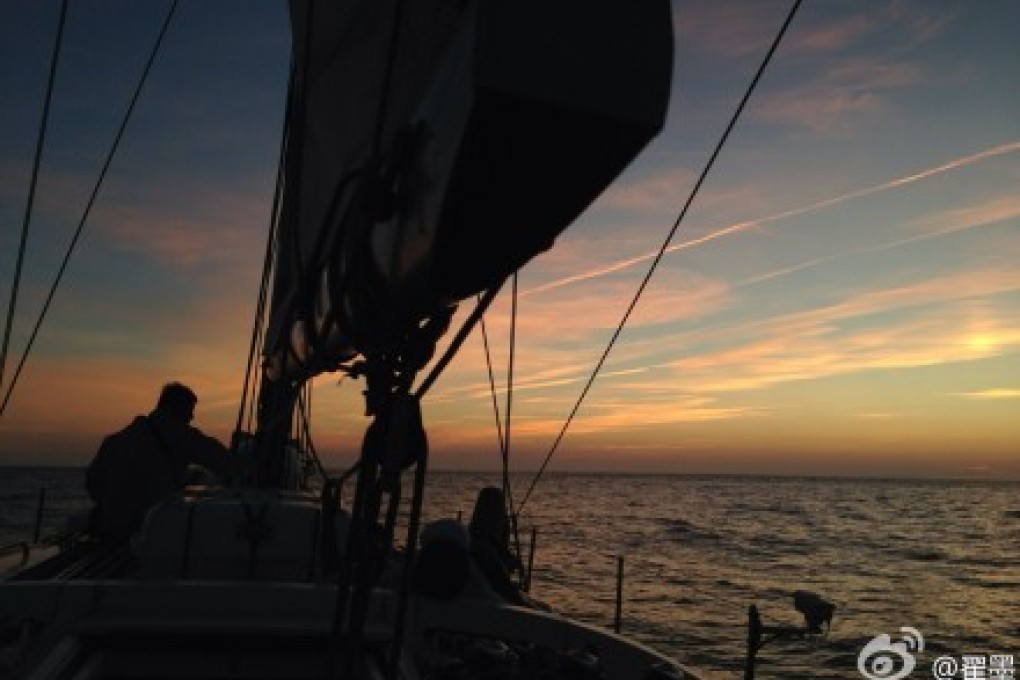 Photo taken on Zhai Mo's sailboat en route to the Diaoyu Islands on Saturday evening. Screenshot from Sina Weibo