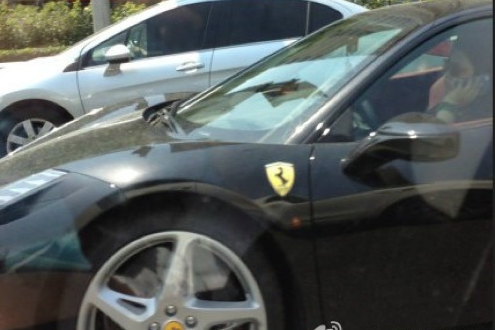 Singer Han Hong seen driving a Ferrari in Beijing on Saturday. Screenshot from Sina Weibo.