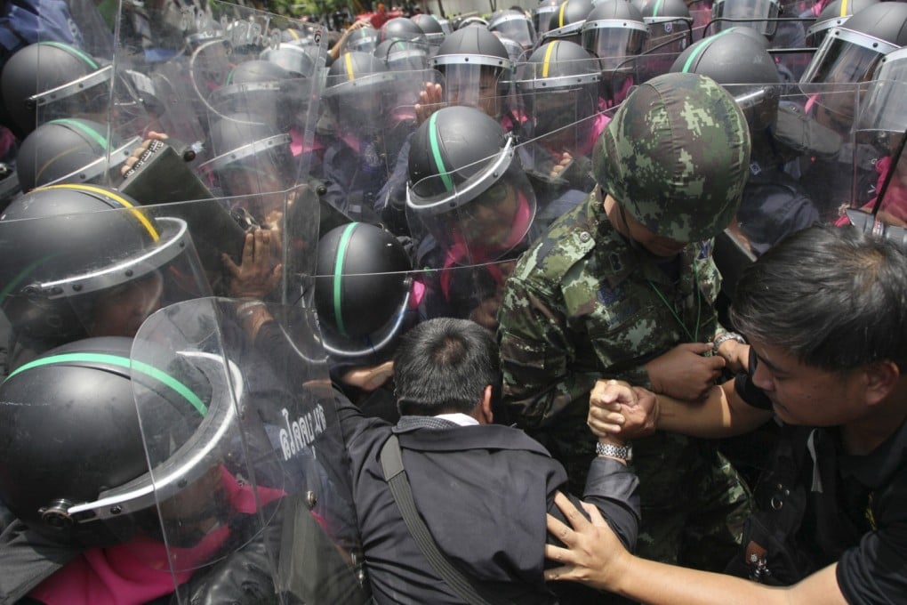 Anti-government protesters scuffle with Thai riot police in Bangkok, Thailand, on Wednesday. Photo: AP