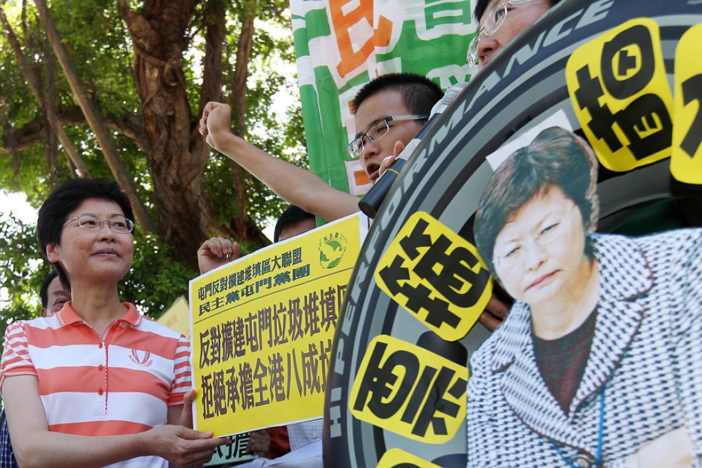 Villagers living near the Tuen Mun landfill were keen to voice their opinions when Carrie Lam (left) visited. Photo: K.Y. Cheng