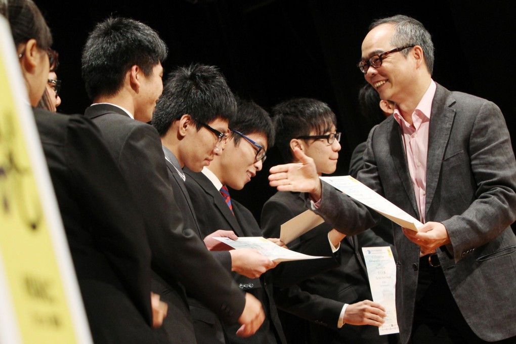 Lau Kong-wah, Undersecretary for Constitutional and Mainland Affairs, congratulates the team with the best proposal at the 6th Model Legislative Council. Photo: David Wong