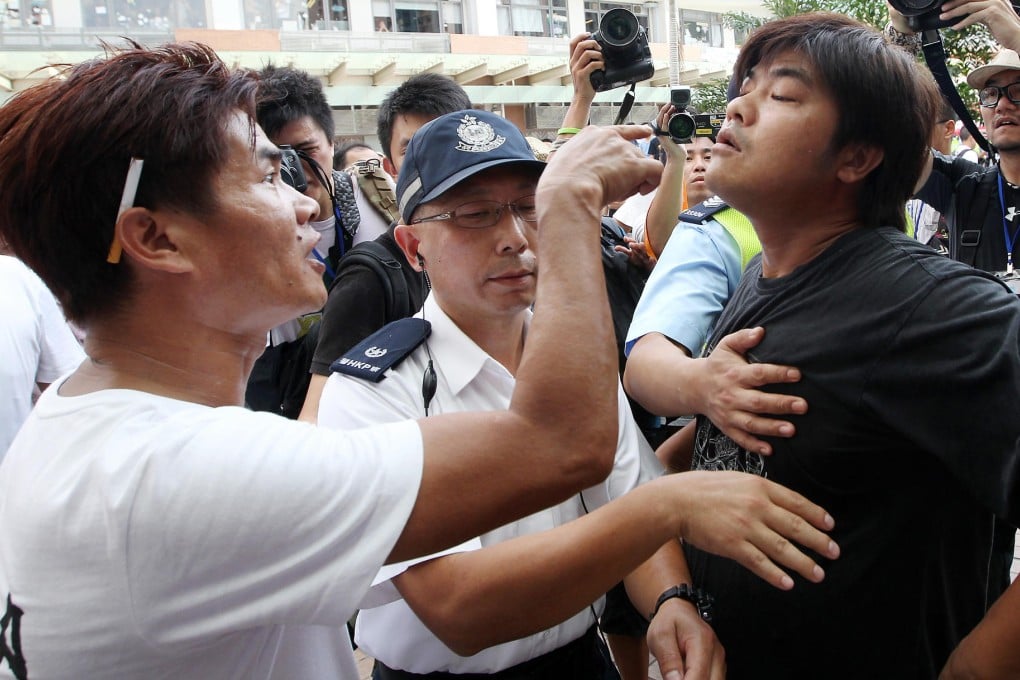 Police intervene during a clash between pro-government and pro-democracy protesters in Tin Shui Wai yesterday. Photo: Sam Tsang