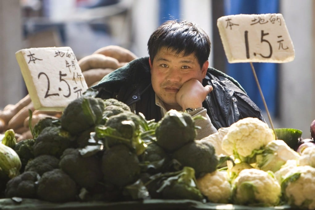 A vendor waits for customers at a outdoor food market in Beijing, China, 04 February 2009. Photo: EPA