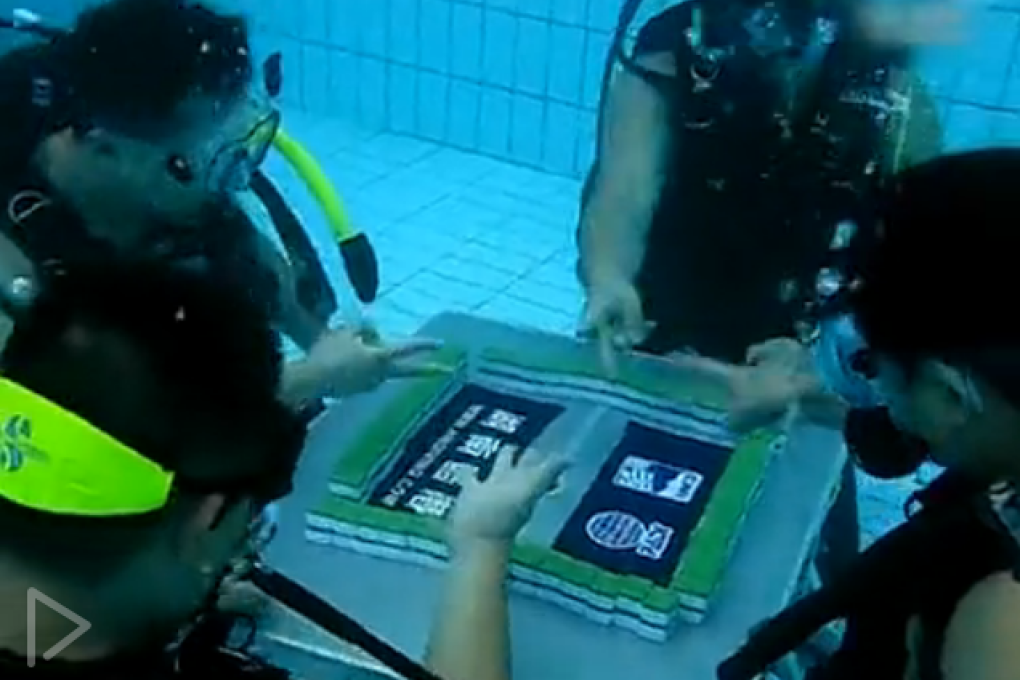 Hunan divers play Mahjong underwater. Photo: Screenshot from Sina