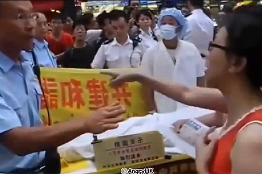 School teacher Alpais Lam Wai-sze argues with police over their handling of a dispute last month. Photo: YouTube videograb