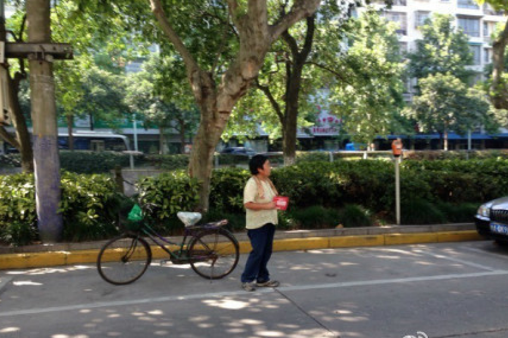 A mother in Hangzhou waits in a parking space for her son. Photo: Screenshot from Weibo