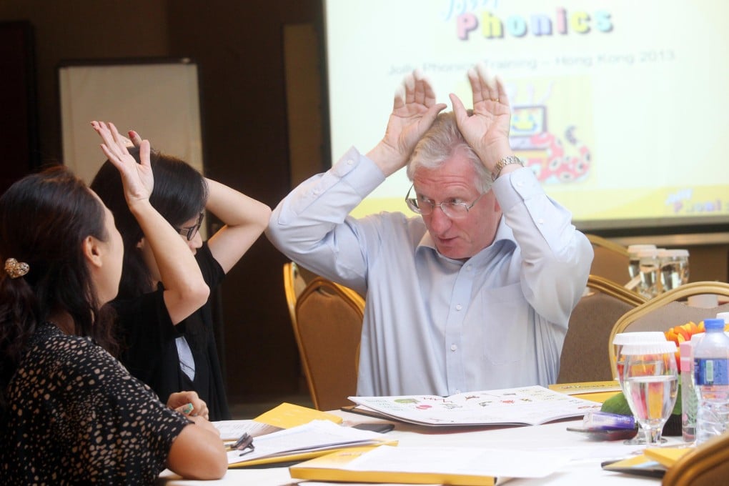 Chris Jolly of Jolly Learning demonstrates his technique to teachers Rica Chen (left) and Yuceila Lo. Photos: May Tse