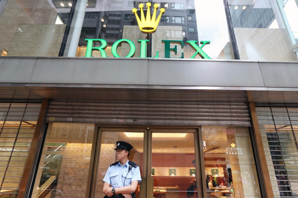 A policeman stands guard at the store yesterday. Photo: Felix Wong