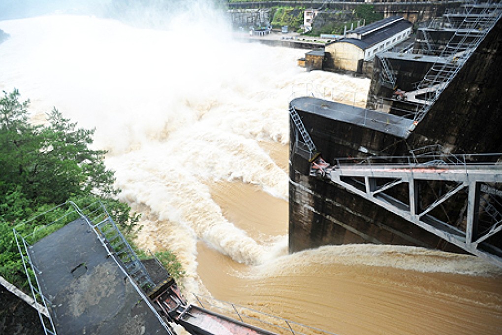 A reservoir discharges floodwater into the Hejiang River. Downpours and floods triggered by Typhoon Utor have affected 491,400 people in seven cities in Guangxi. Photo: Xinhua