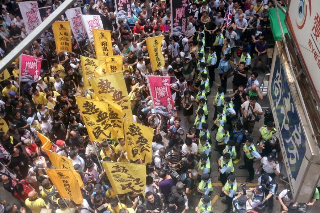 Police officers block supporters of Alpais Lam Wai-sze while hundreds of people attended a rally to show support for the police on August 4. Photo: Felix Wong