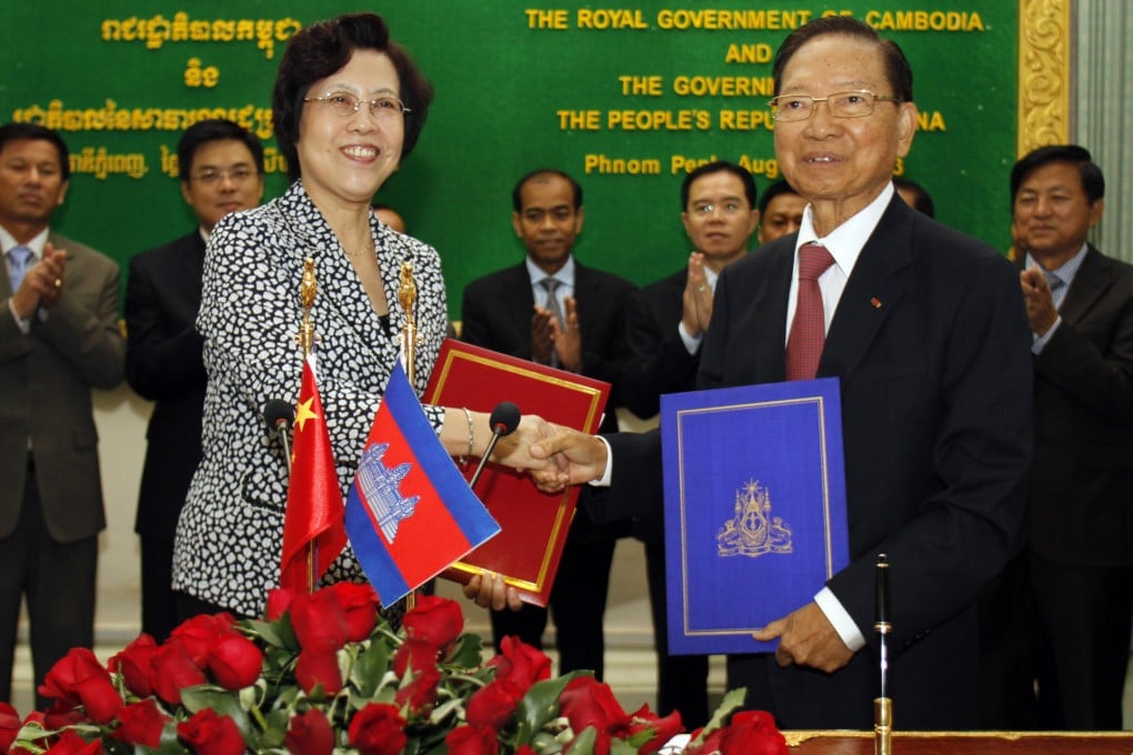 Cambodian Deputy Prime Minister Keat Chhon and ambassador Bu Jianguo at a signing ceremony in Phnom Penh. Photo: Xinhua