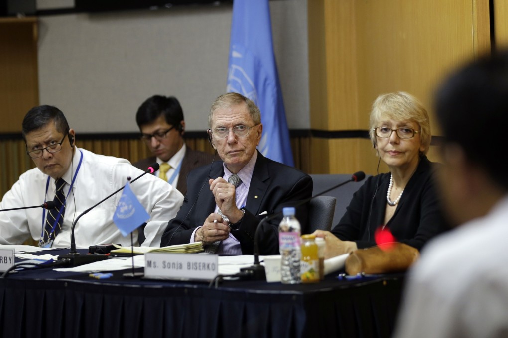Michael Donald Kirby (centre) the chairman of the UN commission of Inquiry on human rights in North Korea, listens to Ahn Myung-chul, right, who worked as a guard at political prisoner camps in North Korea. Photo: AP