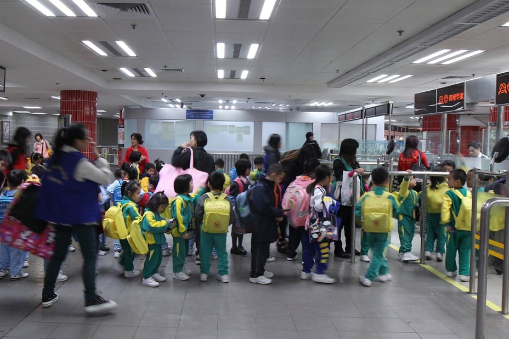 Mainland students queue at the border. Photo: Dickson Lee