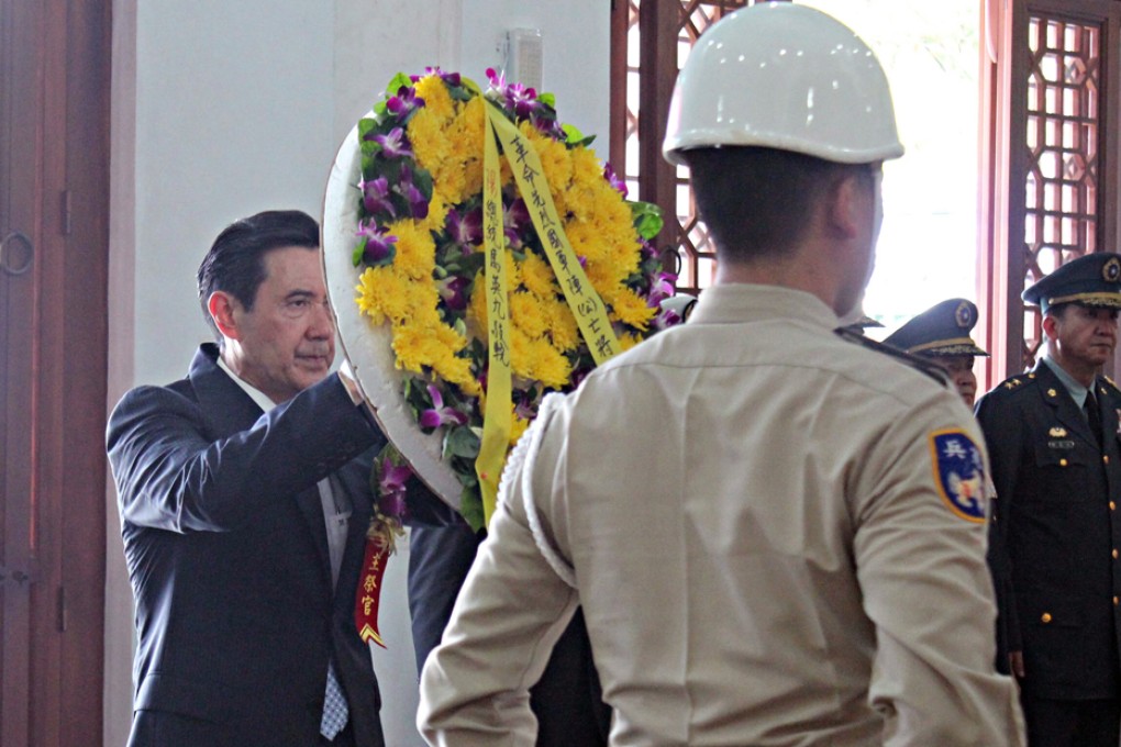 Taiwanese President Ma Ying-jeou delivers a wreath during his visit to Quemoy on the 55th anniversary of an artillery battle. Photo: CNA