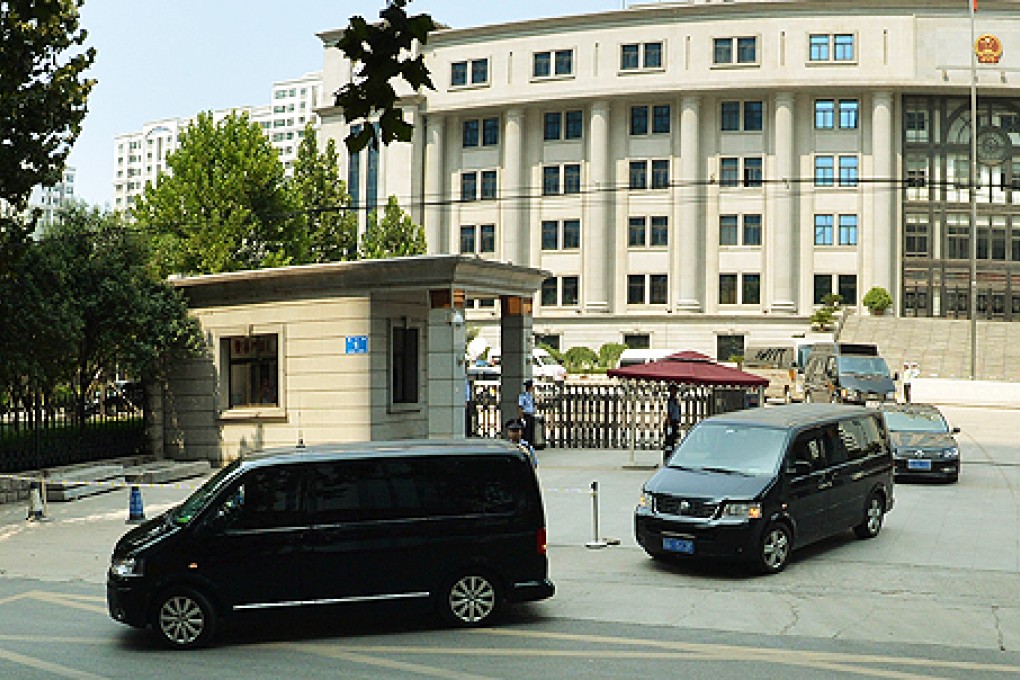 The convoy carrying disgraced politician Bo Xilai leaves the Intermediate People's Court at the end of his trial in Jinan, Shandong province on Monday. Photo: AFP