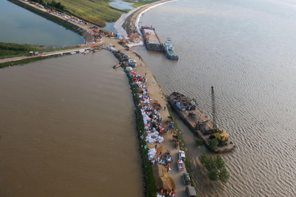 People reinforce a dyke along a section of the Heilong River in Heilongjiang province. Photo: Xinhua