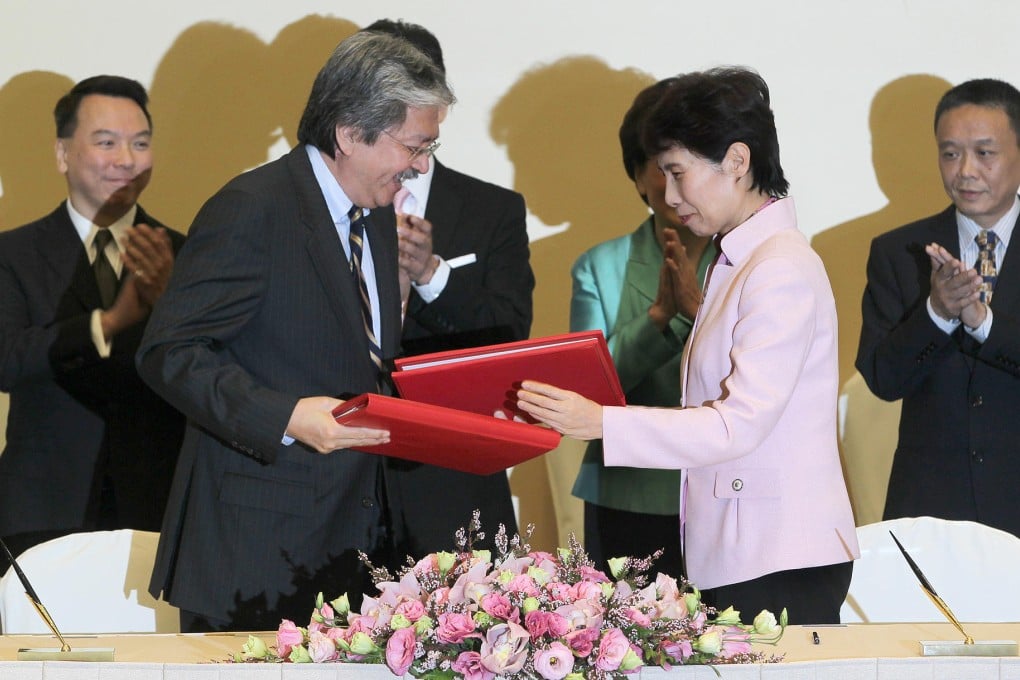 Financial Secretary John Tsang exchanges Cepa memorandums with Vice-Minister of Commerce Gao Yan yesterday. Photo: K.Y. Cheng