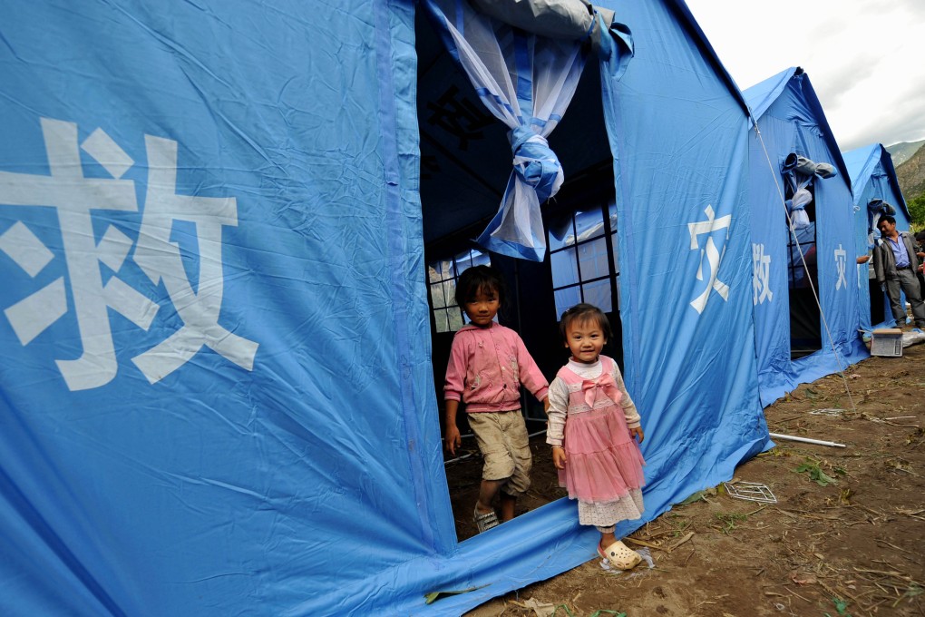 Chidren are pictured in the front of a makeshift tent in the quake-hit Shangqiaotou Village in the Tibetan Autonomous Prefecture of Deqen, southwest China's Yunnan Province. Photo: Xinhua