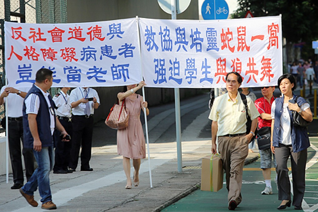 Four demonstrators and a heavy police presence greeted parents and students at the primary school of teacher Alpais Lam Wai-sze on Monday. Photo: Sam Tsang