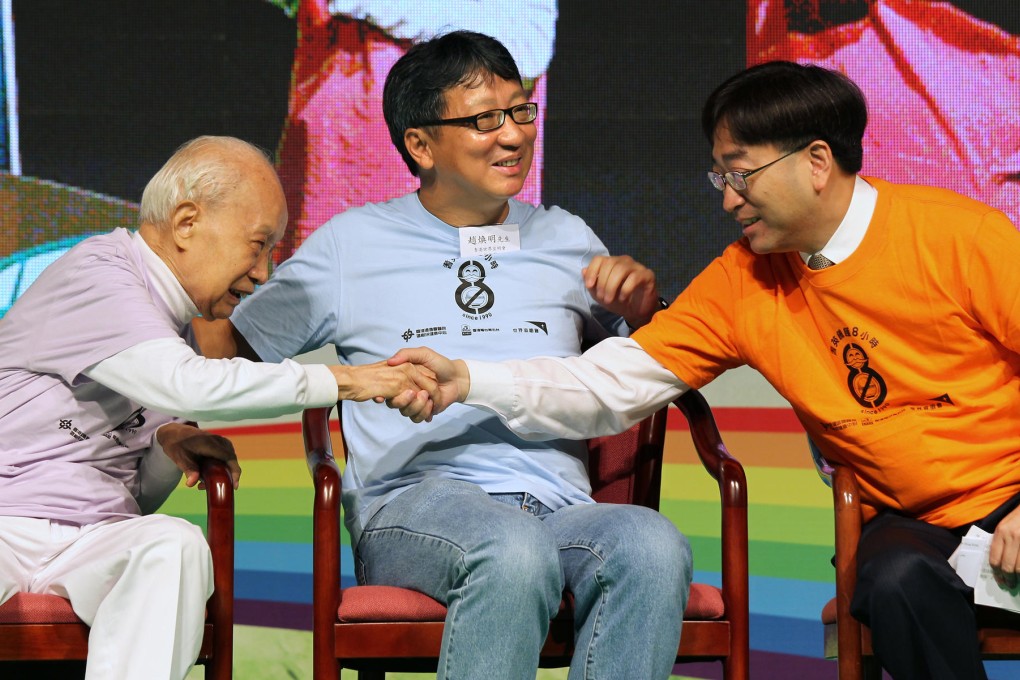 (From left) Oldest male participant Fung Siu-hoi, World Vision chief Kevin Chiu and health minister Ko-Wing man. Photo: Dickson Lee