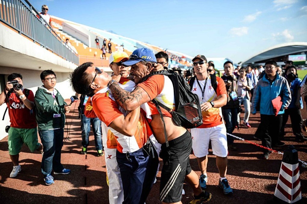 The scuffle breaks out between team personnel. Photo: screenshot via Weibo