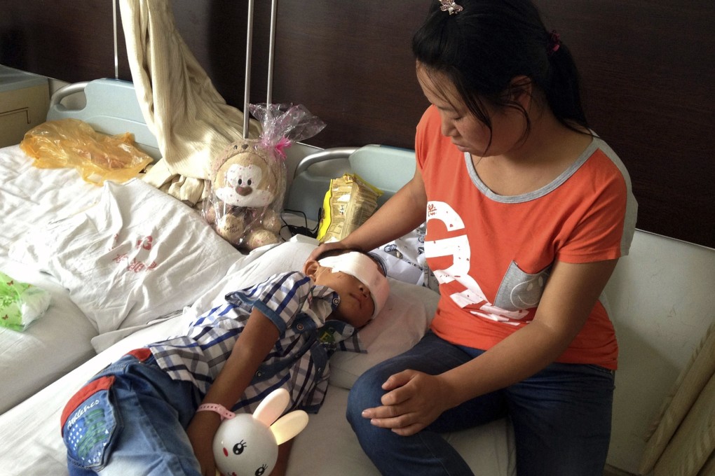 Guo Bin recuperates near his mother from an attack in the rural area of Linfen city that left him blind in a hospital in Taiyuan in northwest China's Shanxi province. Photo:AP