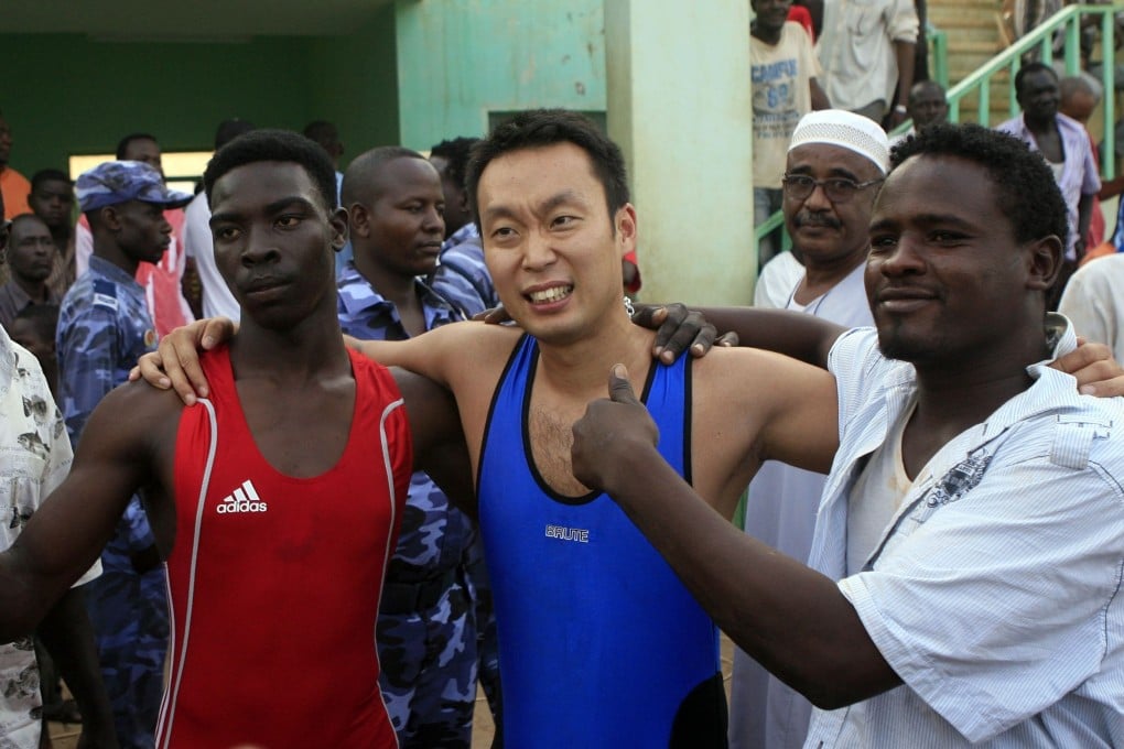 Japanese diplomat Yasuhiro Murotatsu (centre), known as "Muro" with Sudanese fighter Saleh Omar Bol Tia Kafi (left), nicknamed "Al-Mudiriya". Photo: AFP