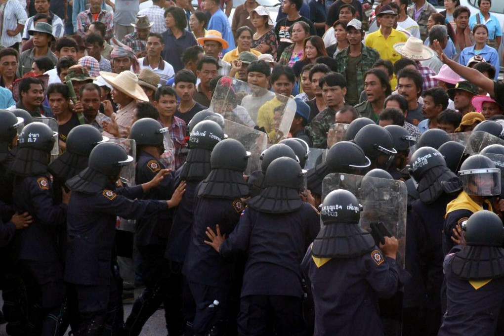 Rubber farmers confront and scuffle with riot police on a highway in Prachuab Khiri Khan province, southern Thailand. Photo: AP