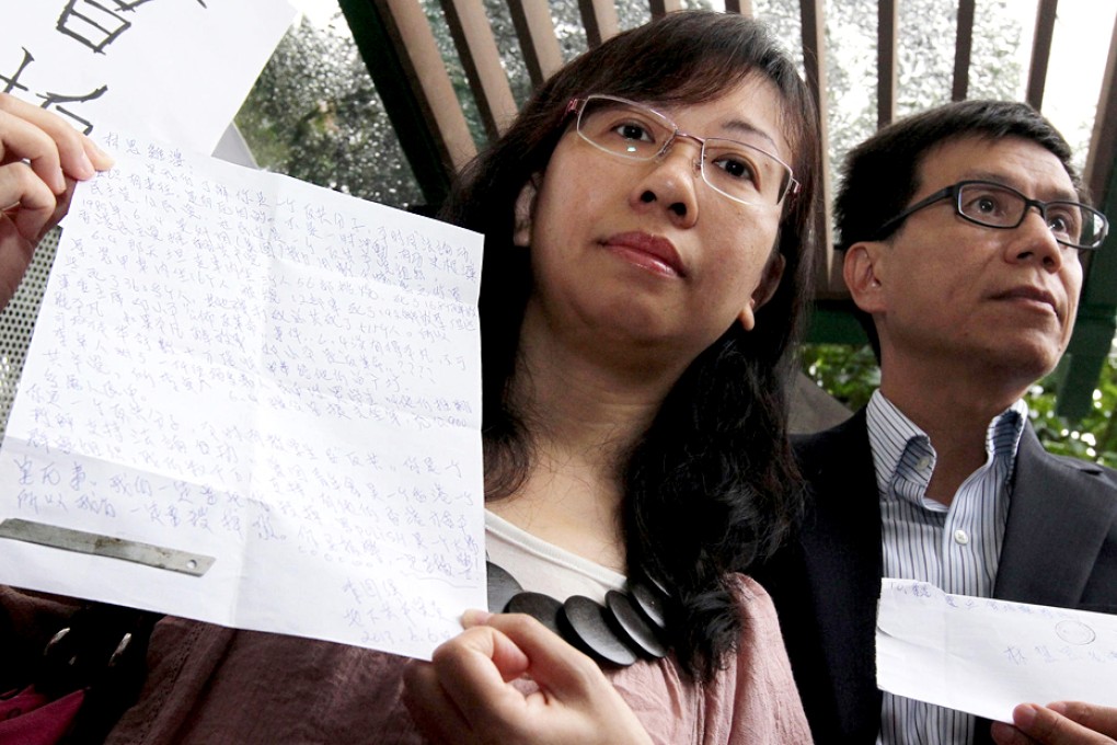 Alpais Lam with lawyer Andrew Cheng shows the threatening letter before entering Tai Po police station to report it. Photo: K. Y. Cheng