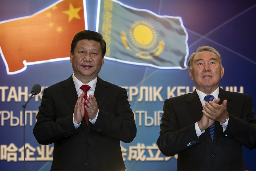 Kazakhstan's President Nursultan Nazarbayev (R) and his Chinese counterpart Xi Jinping applaud after a gas pipeline launching ceremony in Astana on Saturday. Photo: Reuters
