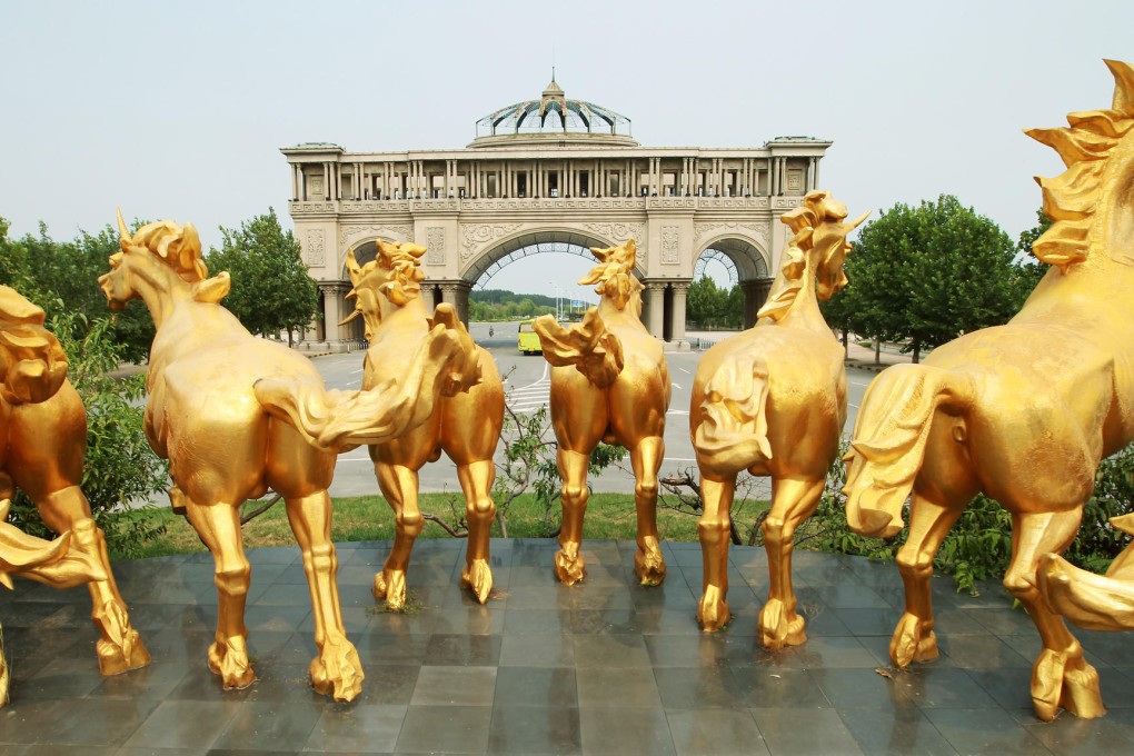 The glitzy entrance to Jing Jin City in Tianjin contrasts with the reality (inset) of a virtually empty residential area inside. Photo: Simon Song