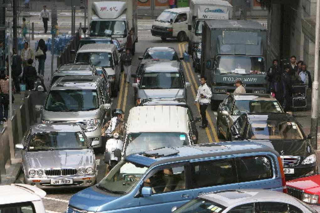 Cars parked next to the pavements causing traffic chaos in Central. Photo: SCMP