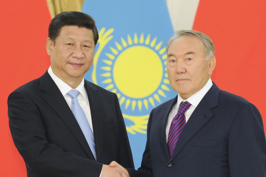 Chinese President Xi Jinping (left) shakes hands with his Kazakh counterpart Nursultan Nazarbayev. Photo: Xinhua