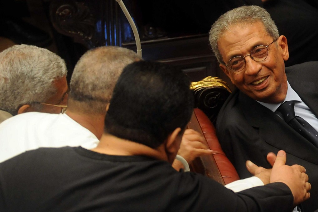Amr Moussa speaks with members of the committee. Photo: EPA