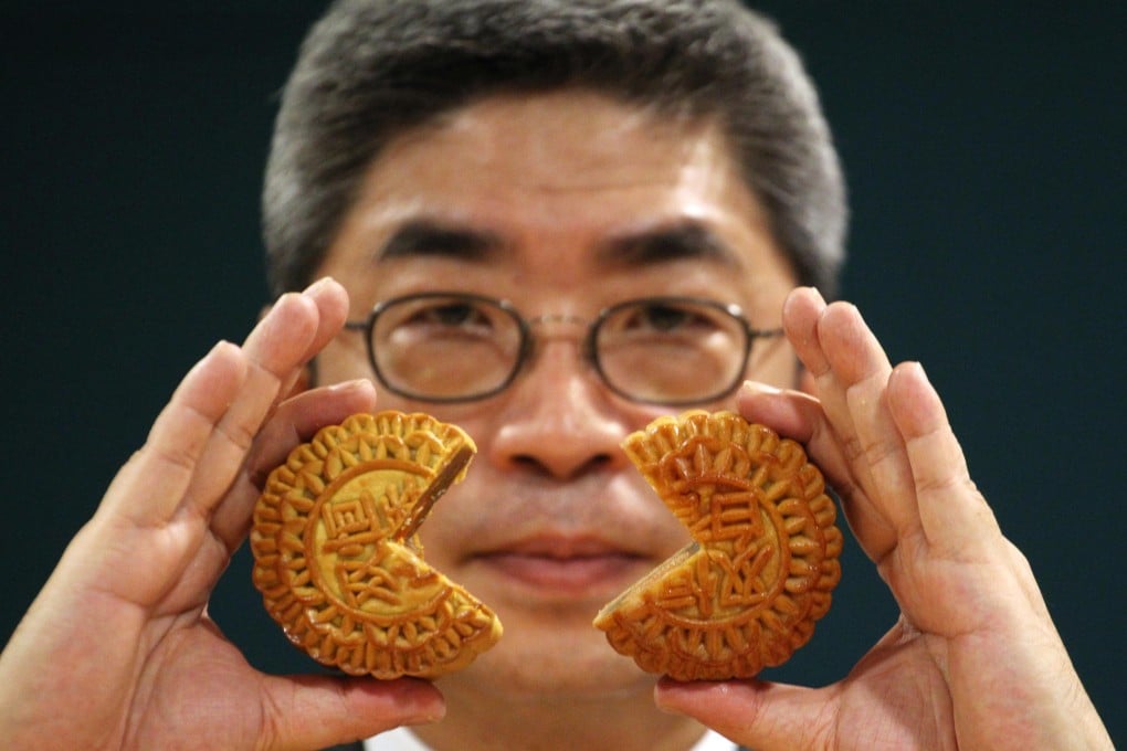 Customs officer Michael Kwan shows the genuine Hang Heung mooncake on the left and the copycat. Photo: Felix Wong