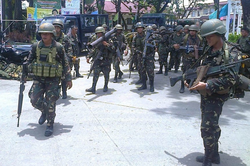 Philippine army sodiers getting to position near the Moro National Liberation Front (MNLF) in Zamboang City. Philippine troops were locked in a standoff with hundreds of Muslim gunmen. Photo: AFP