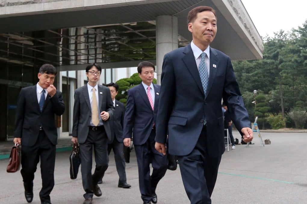 A South Korean delegation led by Kim Ki-Woong (right) leave for North Korea's Kaesong industrial complex, at the government office in Seoul on Tuesday. Photo: AFP