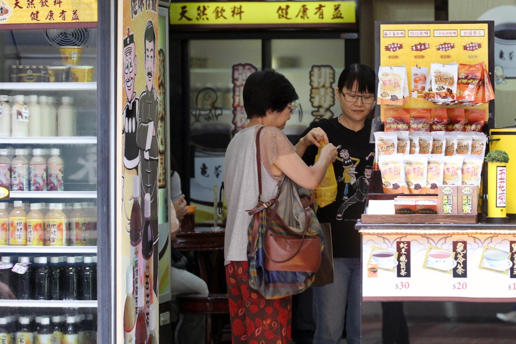 Hoi Tin Tong's Causeway Bay branch continued to see brisk business. Photo: Edward Wong