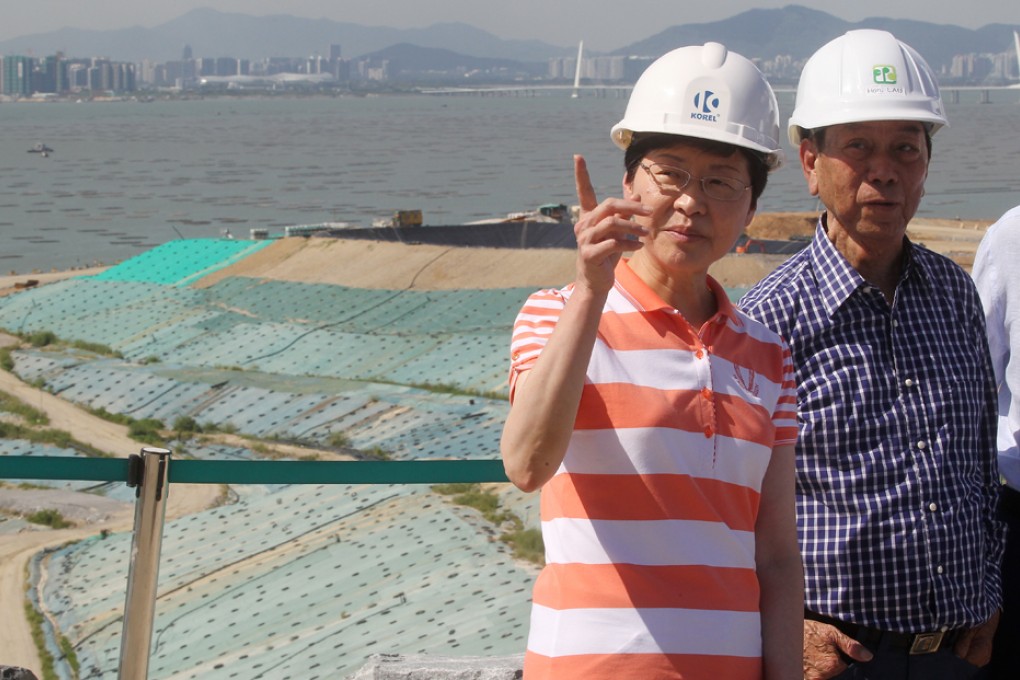 Carrie Lam Cheng Yuet-ngor (left) and legislator Lau Wong-fat visit West New Territories landfill in Tuen Mun. Photo: K. Y. Cheng