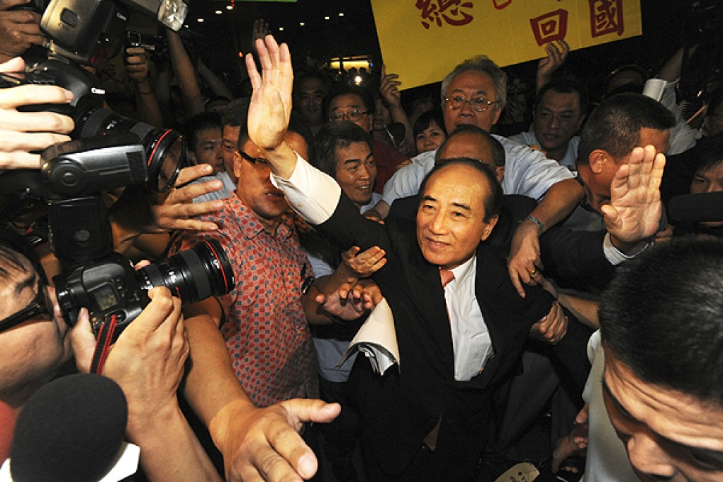 Wang Jin-pyng waves to supporters after giving a press briefing at Taoyuan International Airport. Photo: AP