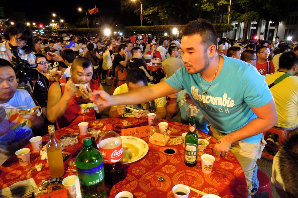 Taiwan homosexuals and supporters attend a 120-table wedding banquet in front of the Presidential Office in Taipei, Taiwan, on September 7, 2013. Photo EPA