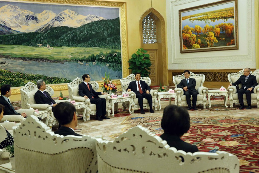 Civil Service Secretary Paul Tang Kwok-wai led a team of all 11 permanent secretaries and department heads to Beijing and Jiangsu for a six-day study course and visit and was received by Vice-President Li Yuanchao. Photo: Xinhua