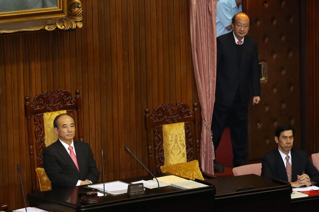 Speaker Wang Jin-pyng (left) presides over the stormy opening legislative session, while Ker Chien-ming looks on from the curtain. Photo: CNA