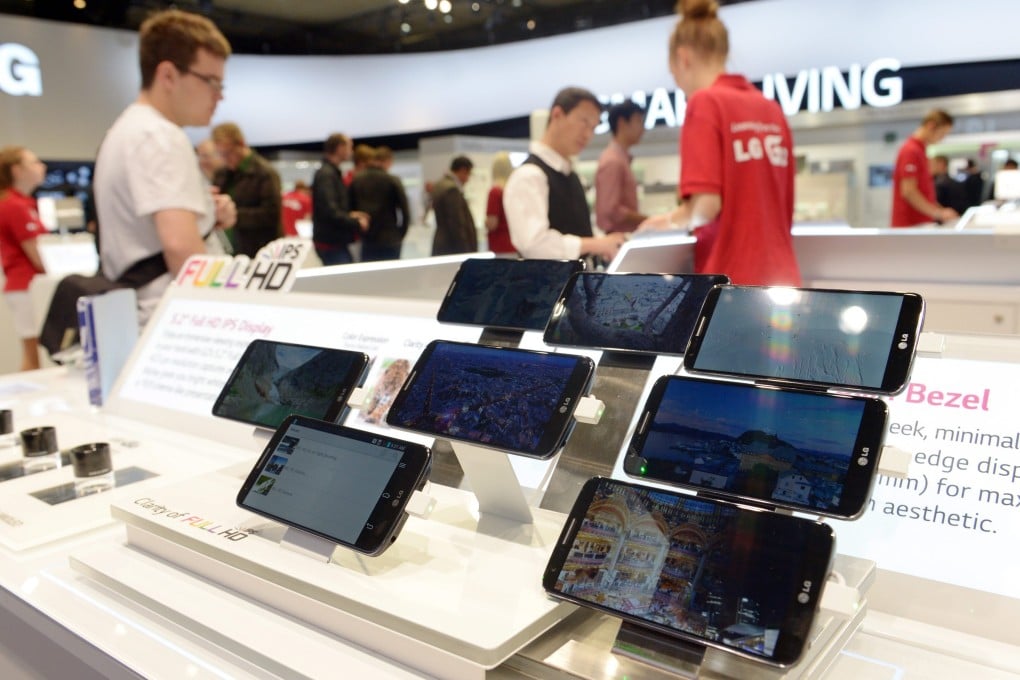 A new survey shows Americans spend an average of nearly two hours a day -- 114 minutes -- on their smartphones, including just 23 minutes talking. Photo: EPA