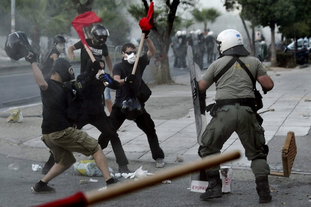Greek protesters clash with a riot policeman in Keratsini, a western suburb of Athens, after musician Pavlos Fyssas was murdered. Photo: AFP